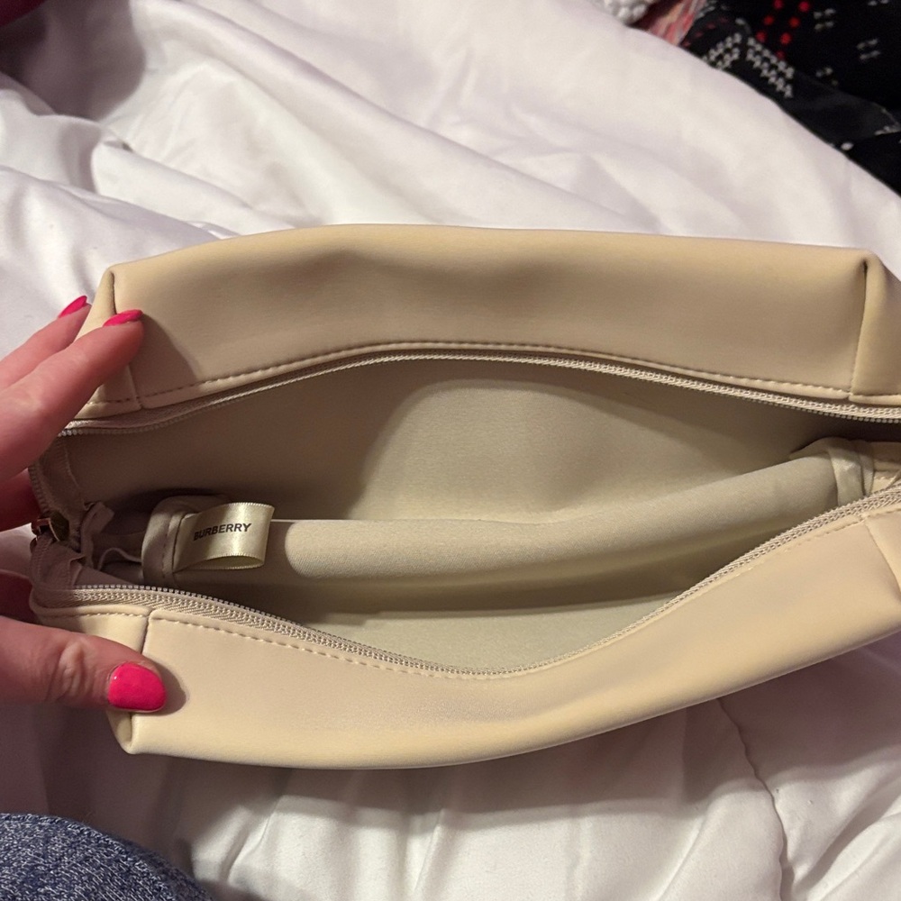 Burberry Cream Cosmetic Bag - Picture 4 of 4